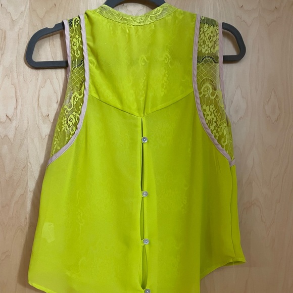Lime green sleeveless lacy blouse - Picture 4 of 7
